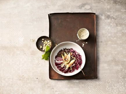 Violette Bowl mit Rotkabis, Randen, Feigen und Linsen